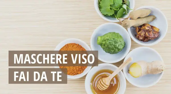 Ingredienti naturali per maschere viso fatte in casa: curcuma, lime, zenzero, miele, tamarindo e erbe fresche.