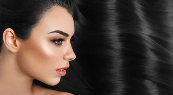 Profilo di donna con lunghi e lucidi capelli neri, che mostrano diversi tipi di nero capelli.