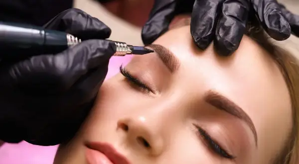 Microblading sopracciglia, un tocco di bellezza che dura nel tempo, come un **semipermanente capelli** ma per il viso.