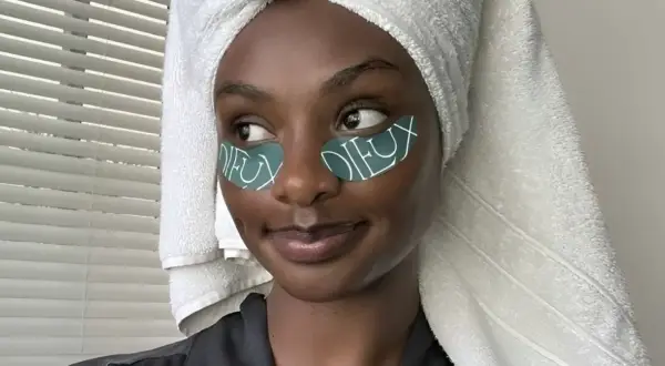 Donna con turbante e cerotti occhi, un tocco di retinolo naturale per una pelle radiosa.