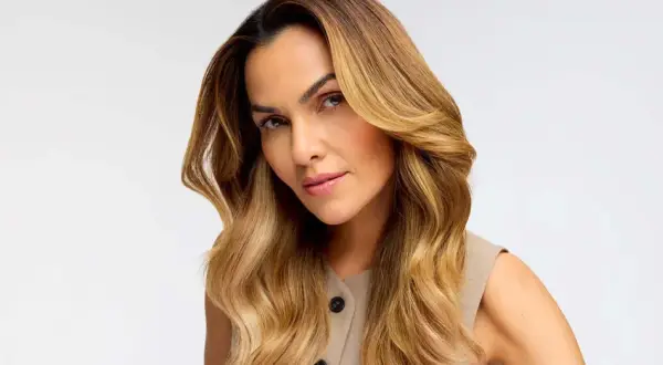 Donna con capelli biondo miele, effetto colpi di sole fai da te, che incorniciano il viso con onde morbide.