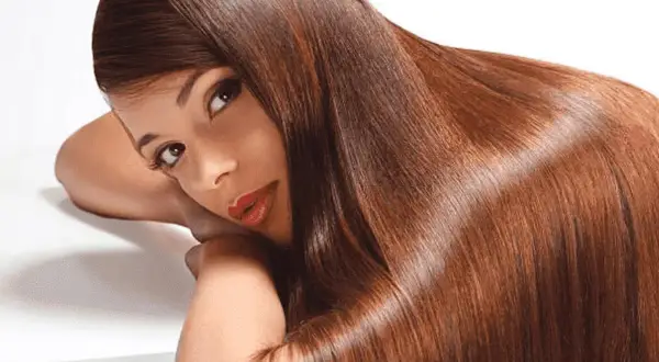 Capelli castani lucidi e setosi, effetto liscio e brillante grazie al balsamo lamellare.