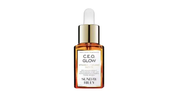 Flacone di oli viso C.E.O. Glow di Sunday Riley, con vitamina C e curcuma per illuminare e idratare.