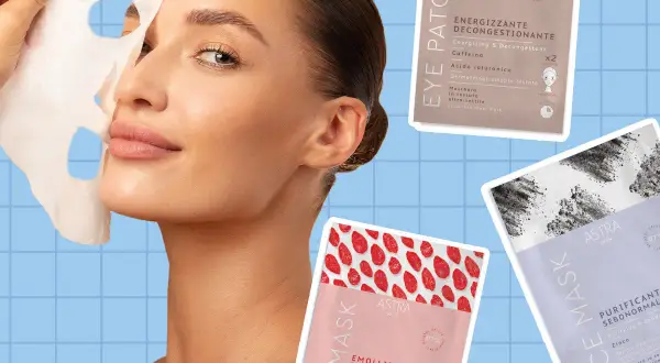 Donna rimuove una maschera dal viso, pronta per sciacquarsi. Accanto, confezioni di maschere viso e patch occhi Astra Skin.