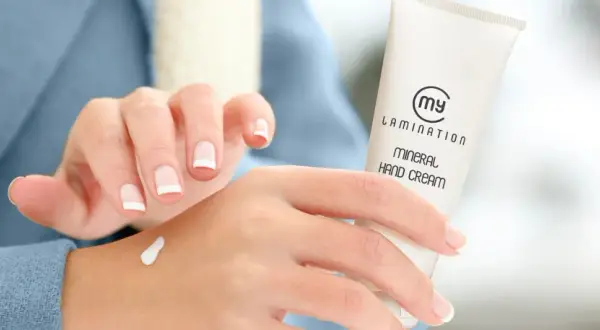 Mani curate e morbide con la crema mani Mineral Hand Cream. Scopri come curare le mani per una pelle idratata e protetta.