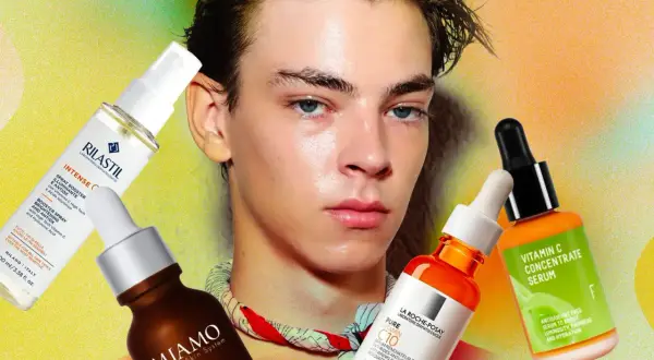 Un ragazzo con pelle luminosa mostra diversi sieri alla vitamina C, ideali anche per l'estate.