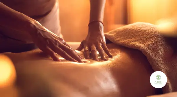Mani esperte eseguono un massaggio svedese total body, sciogliendo tensioni e donando profondo relax.
