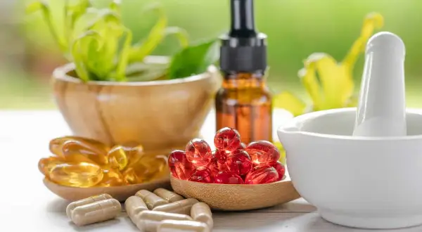 Integratori in capsule e perle, con estratti naturali, per un'idratazione profonda e sostanze funzionali idratanti.