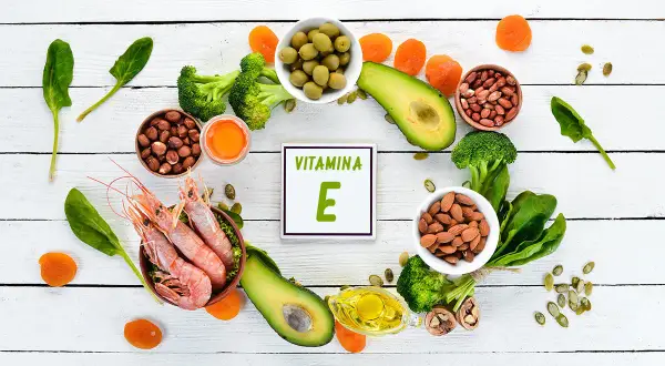 Alimenti ricchi di vitamina E: gamberi, avocado, mandorle, broccoli, spinaci, nocciole, arachidi, albicocche secche, olive, semi di zucca. Essenziale per la pelle.