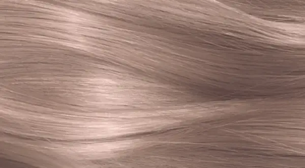 Capelli mossi con riflessi biondo cenere caldo, che evocano la morbidezza di un tramonto d'autunno.