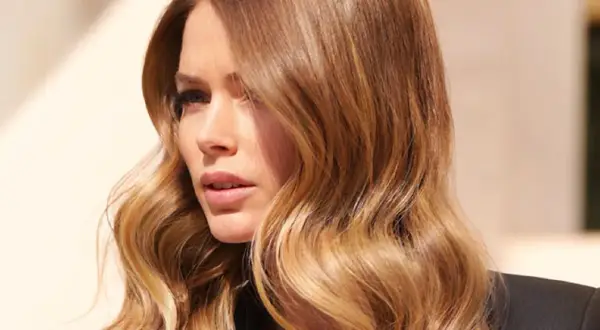 Capelli con sfumature ombré, onde morbide e un look naturale che cattura la luce.