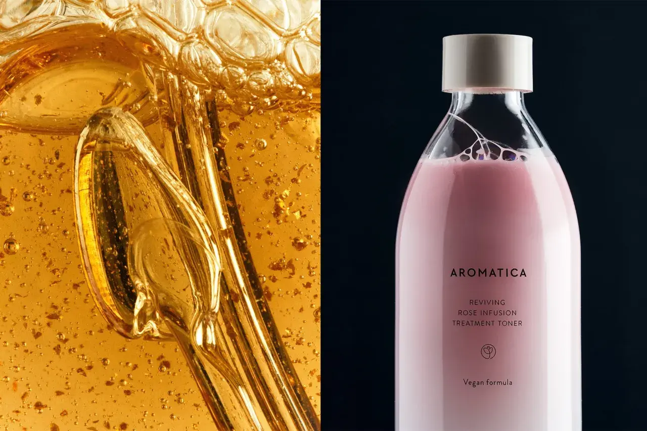 Dettaglio di un liquido dorato e viscoso con bollicine e un flacone di tonico rosa AROMATICA. La niacinamide è fotosensibilizzante.