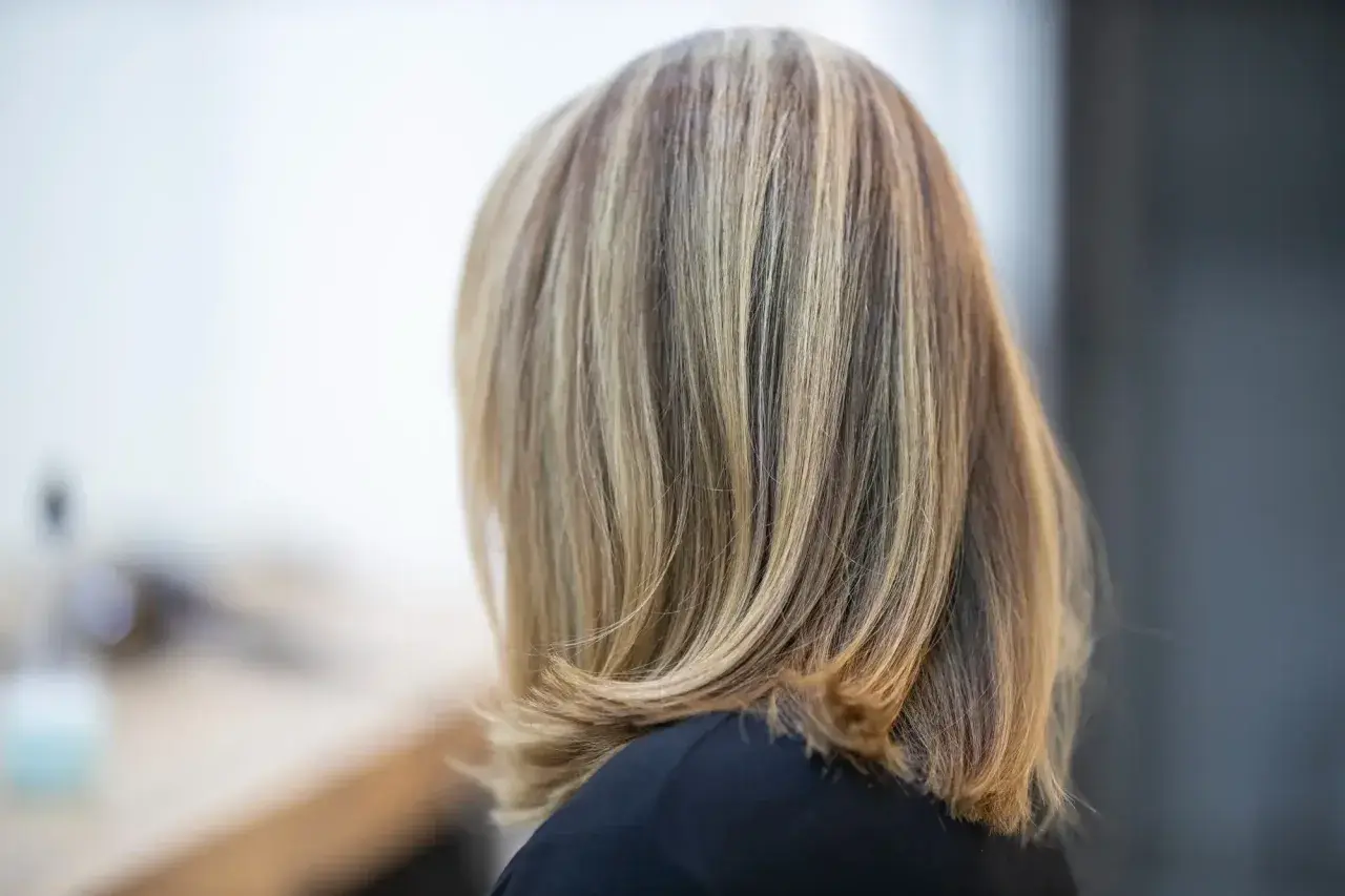 Capelli mossi con sfumature di biondo cenere naturale, un look sofisticato e luminoso.