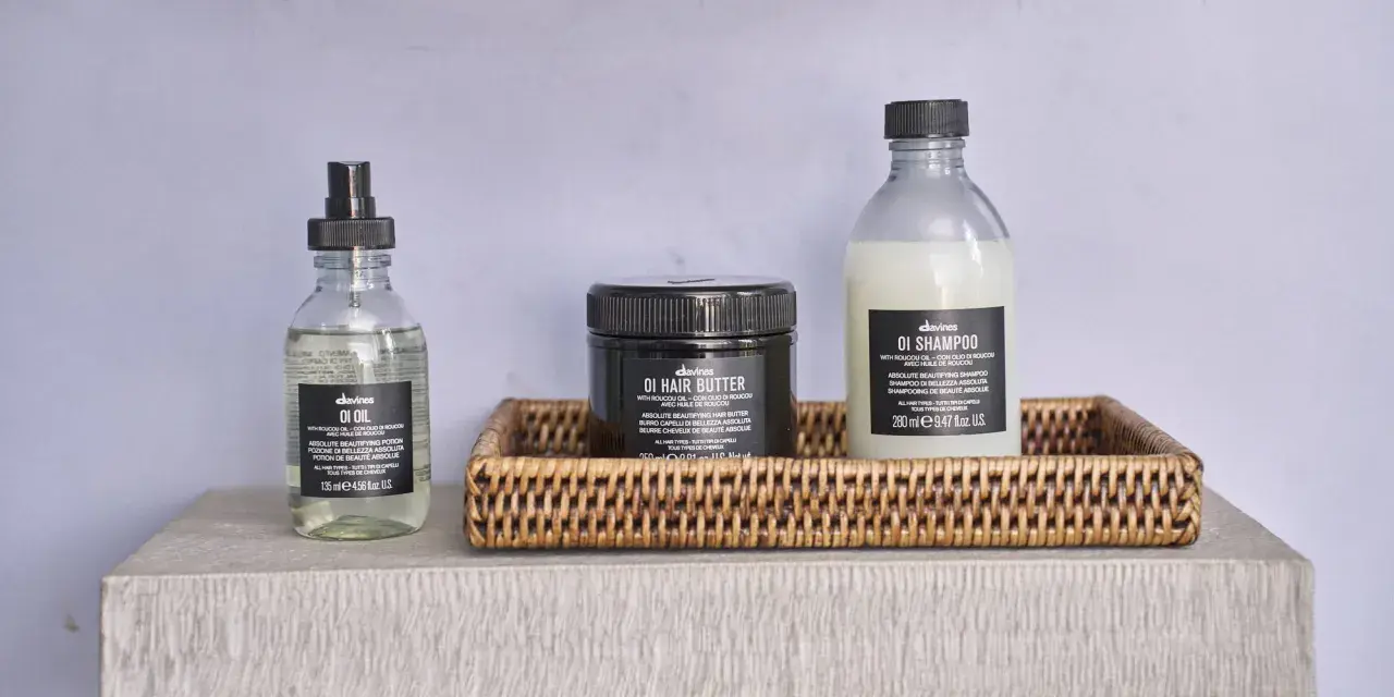 Tre prodotti Davines: OI Oil, OI Hair Butter e OI Shampoo, per una routine completa di bellezza per capelli.