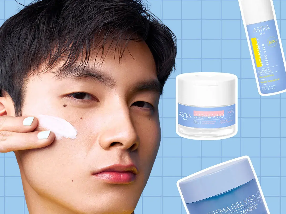 Un uomo applica una crema viso. Accanto, i prodotti Astra: siero viso Vitamina C e crema viso. La domanda è: si mette prima il siero o la crema?