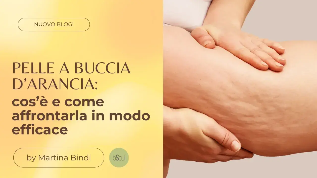 Mani che accarezzano una coscia con pelle a buccia d'arancia, un inestetismo comune che questo blog spiega come affrontare.