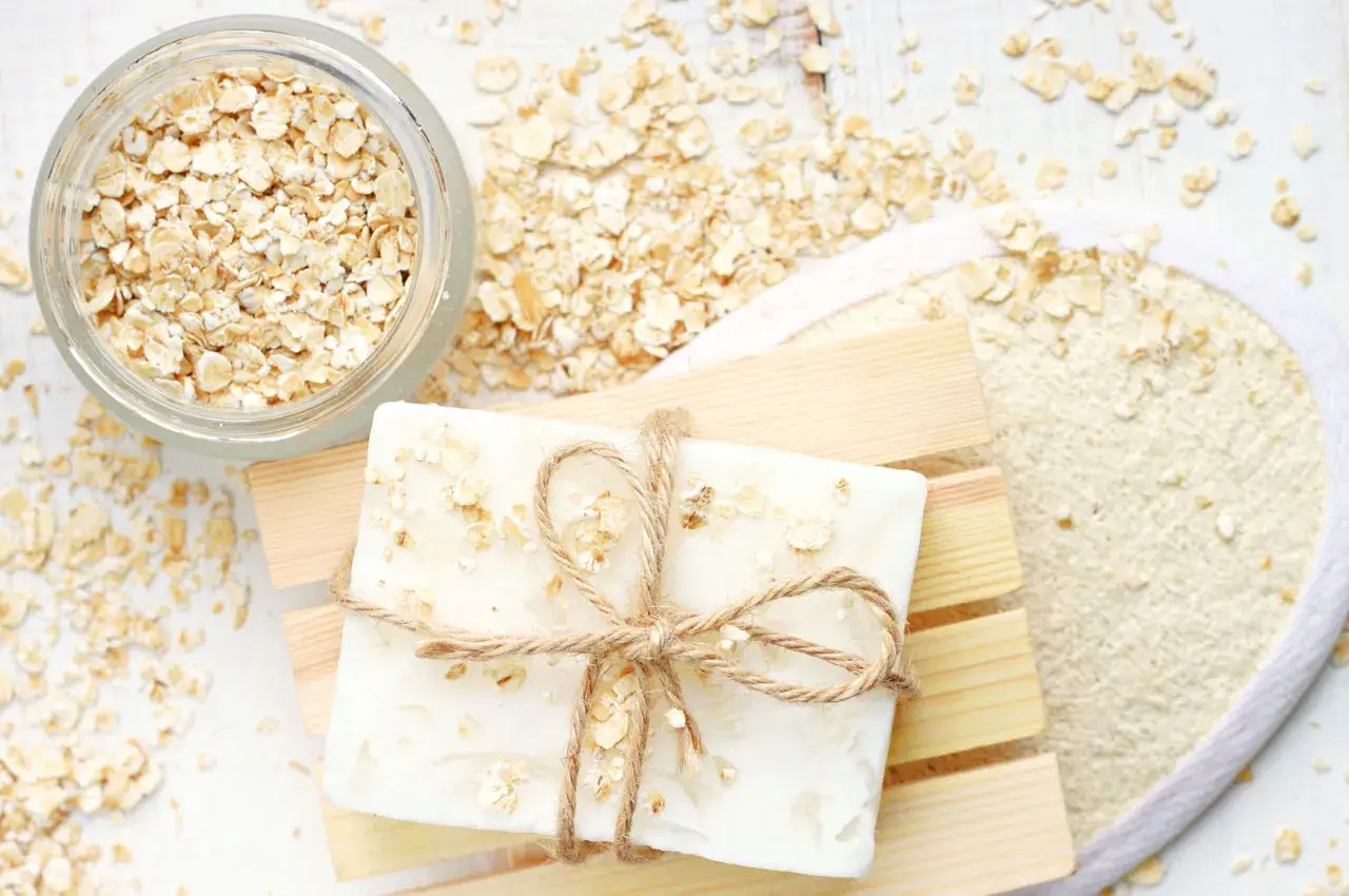 Sapone artigianale con avena, ideale per scoprire i benefici dell'avena per i capelli e la pelle.