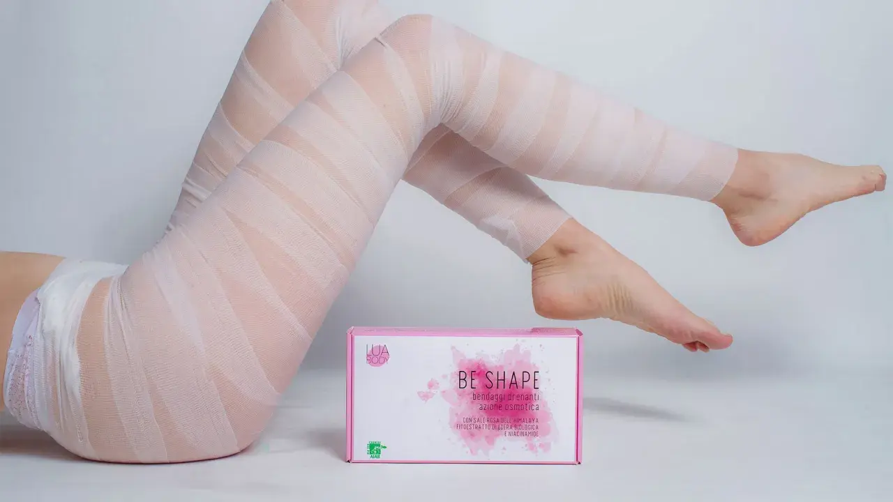 Gambe fasciate con bendaggi drenanti. Si possono fare i bendaggi in gravidanza per un benessere totale.