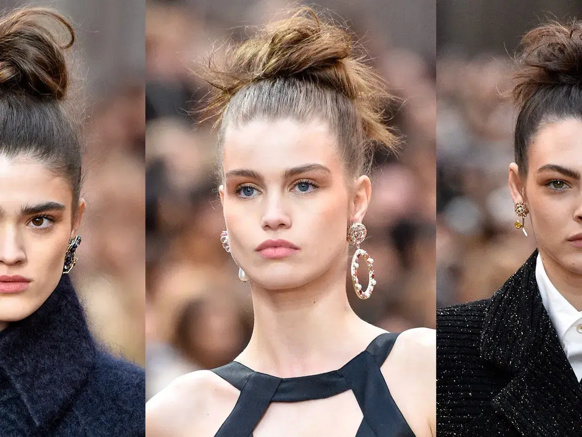 Tre modelle con un elegante chignon capelli, orecchini vistosi e makeup naturale.