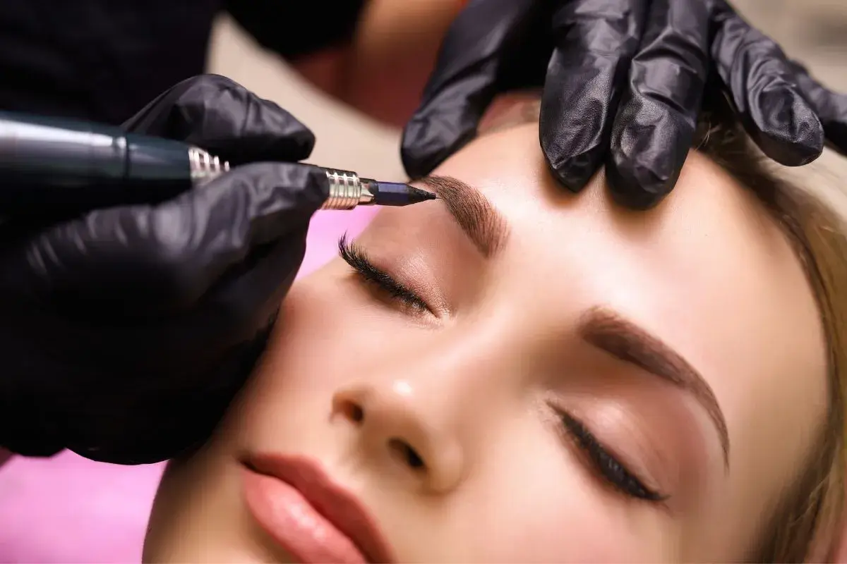 Microblading sopracciglia, un tocco di bellezza che dura nel tempo, come un **semipermanente capelli** ma per il viso.
