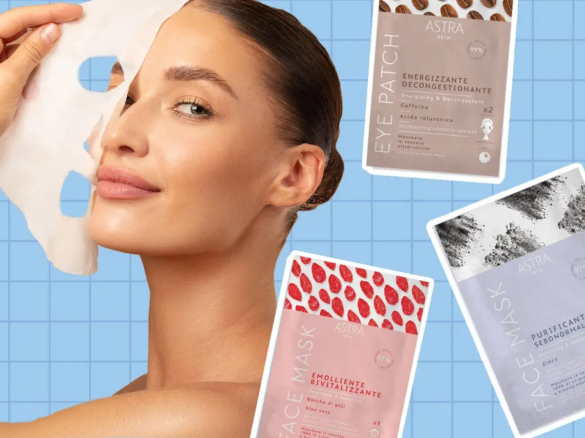 Donna rimuove una maschera dal viso, pronta per sciacquarsi. Accanto, confezioni di maschere viso e patch occhi Astra Skin.