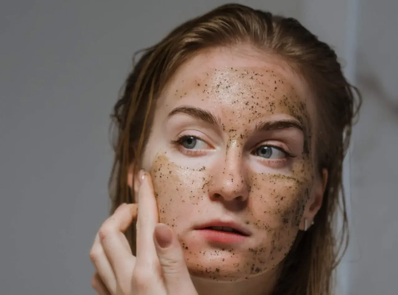 Ragazza con scrub sul viso, un gesto di cura per capire quante volte fare lo scrub viso per una pelle luminosa.