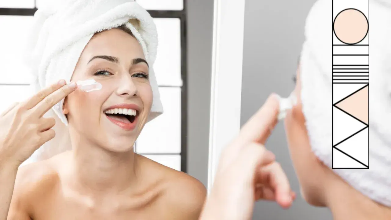 Donna sorridente con turbante, applica crema viso. Un rituale di bellezza per un perfetto ordine skincare.