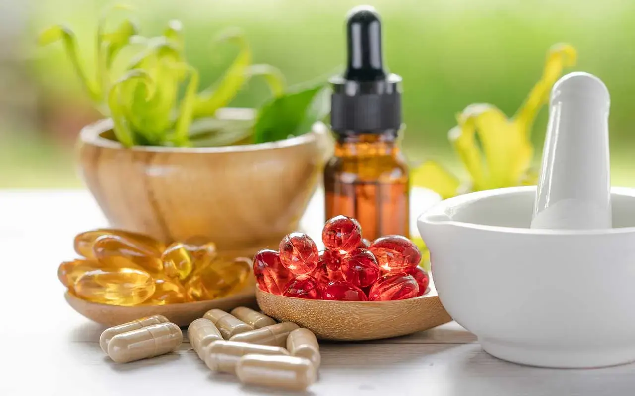 Integratori in capsule e perle, con estratti naturali, per un'idratazione profonda e sostanze funzionali idratanti.