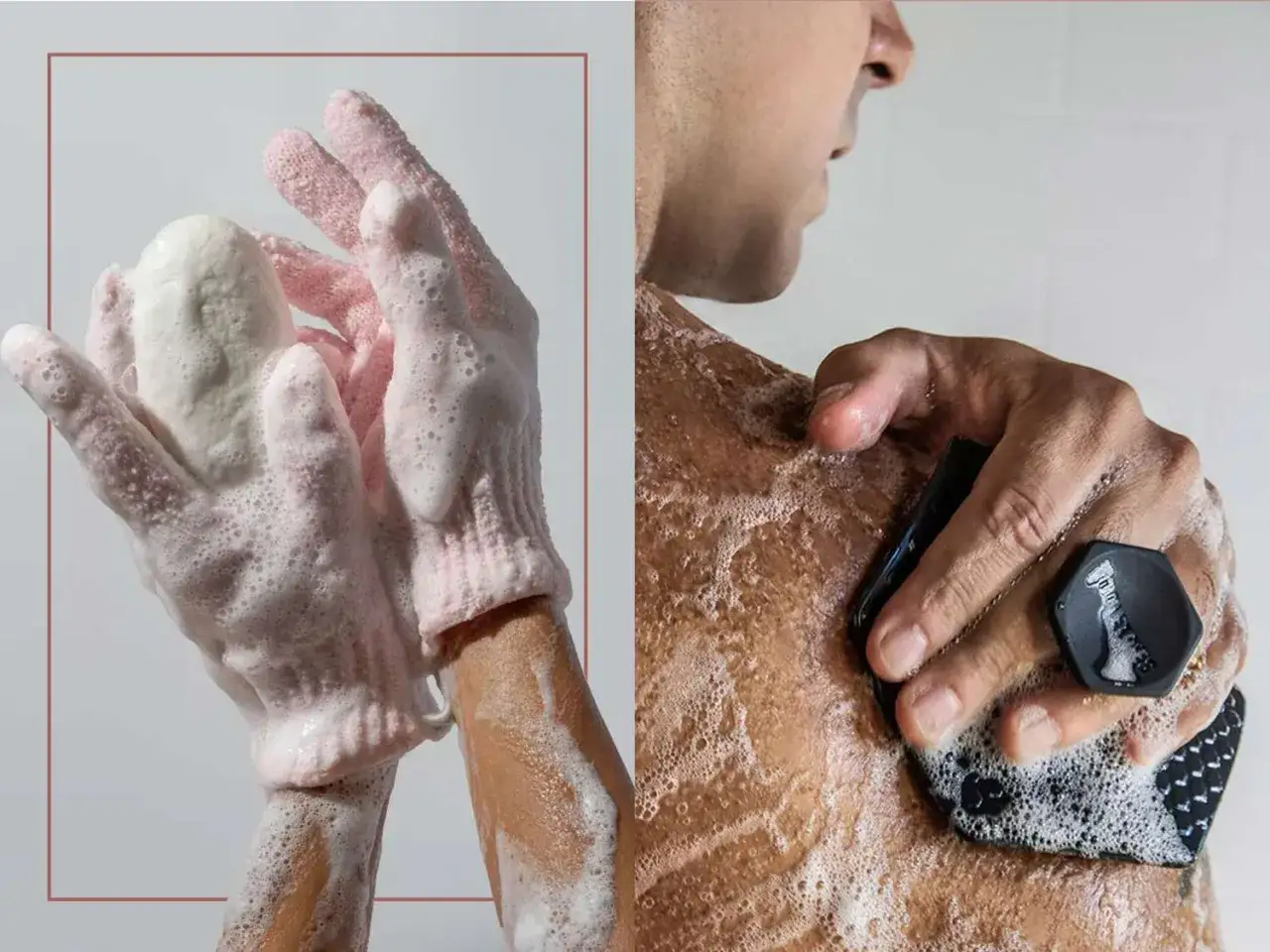 Mani con guanti rosa e sapone schiumoso, e un uomo che usa uno scrub corpo esagonale sotto la doccia.