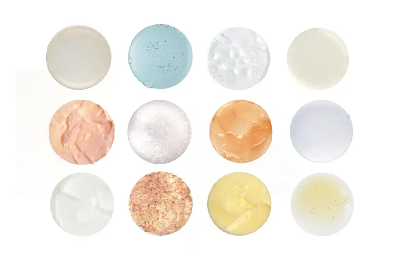 Dodici campioni di texture cosmetiche: creme, gel, scrub. Tra questi, una crema sebo regolatrice per una pelle equilibrata.