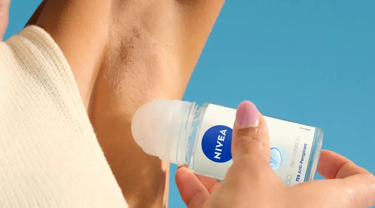 Un rotolo Nivea applicato sotto l'ascella. Dimentica i sudore ascelle rimedi della nonna, scegli la freschezza.