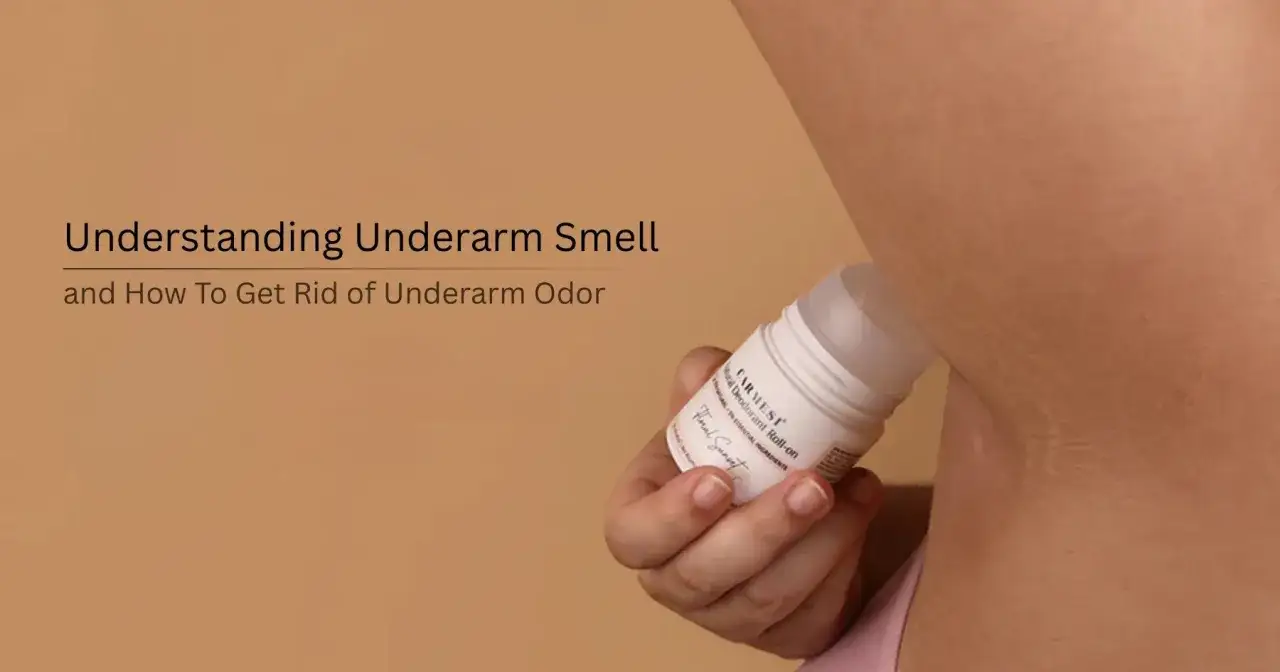 Una mano applica un deodorante roll-on sotto l'ascella, per combattere gli odori sgradevoli e le ascelle che puzzano.