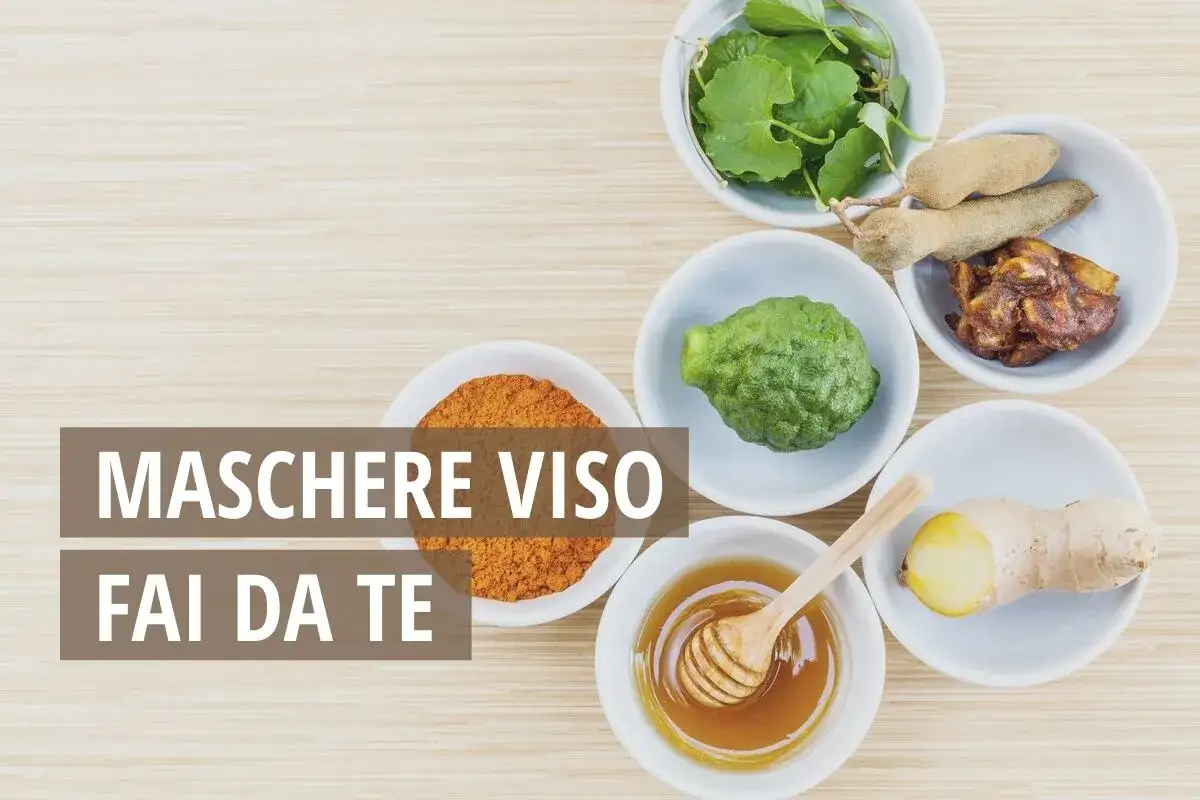 Ingredienti naturali per una maschera viso fai da te idratante: curcuma, miele, zenzero, lime e erbe fresche.