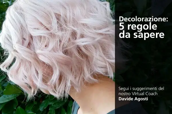 Capelli corti e mossi, schiariti con una tonalità biondo platino rosato. La decolorazione perfetta richiede attenzione.