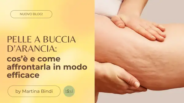Mani che accarezzano una coscia con pelle a buccia d'arancia, un inestetismo comune che questo blog spiega come affrontare.
