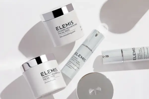 Prodotti Elemis con acido salicilico e vitamina C per una pelle levigata e luminosa.