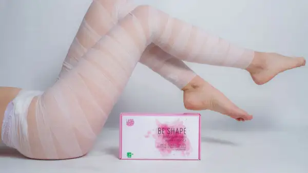 Gambe fasciate con bendaggi drenanti. Si possono fare i bendaggi in gravidanza per un benessere totale.