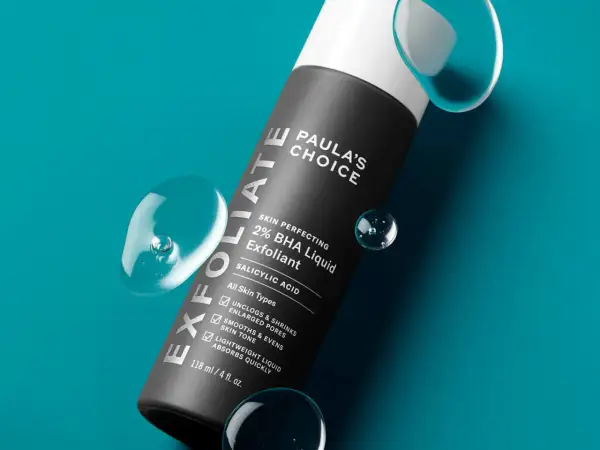 Flacone di esfoliante viso Paula's Choice 2% BHA Liquid Exfoliant, con gocce d'acqua. Scopri come si usa per una pelle levigata.