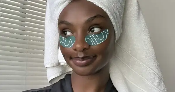 Donna con turbante e cerotti occhi, un tocco di retinolo naturale per una pelle radiosa.