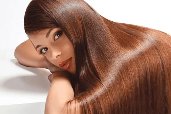 Capelli castani lucidi e setosi, effetto liscio e brillante grazie al balsamo lamellare.