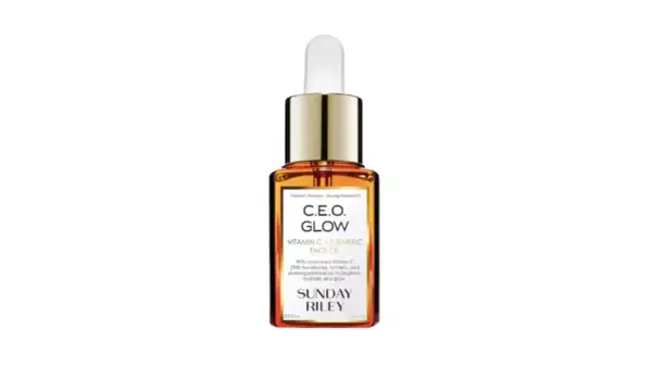 Flacone di oli viso C.E.O. Glow di Sunday Riley, con vitamina C e curcuma per illuminare e idratare.