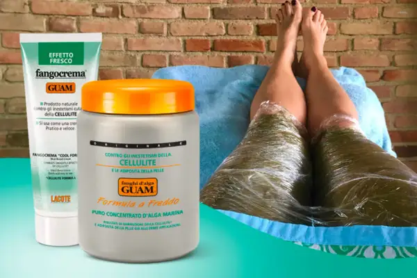 Fanghi Guam prima e dopo: gambe avvolte in impacchi di alghe per combattere la cellulite. Prodotti GUAM in primo piano.