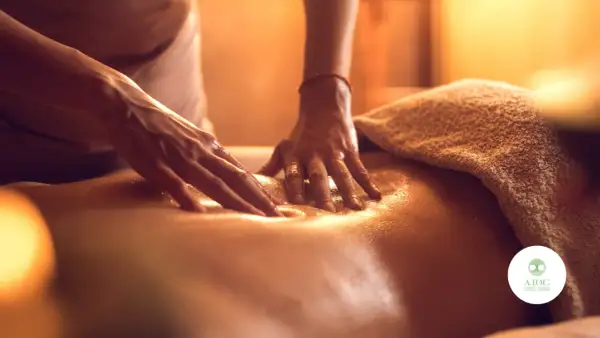 Mani esperte eseguono un massaggio svedese total body, sciogliendo tensioni e donando profondo relax.
