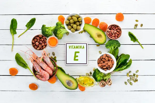 Alimenti ricchi di vitamina E: gamberi, avocado, mandorle, broccoli, spinaci, nocciole, arachidi, albicocche secche, olive, semi di zucca. Essenziale per la pelle.
