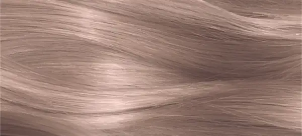Capelli mossi con riflessi biondo cenere caldo, che evocano la morbidezza di un tramonto d'autunno.